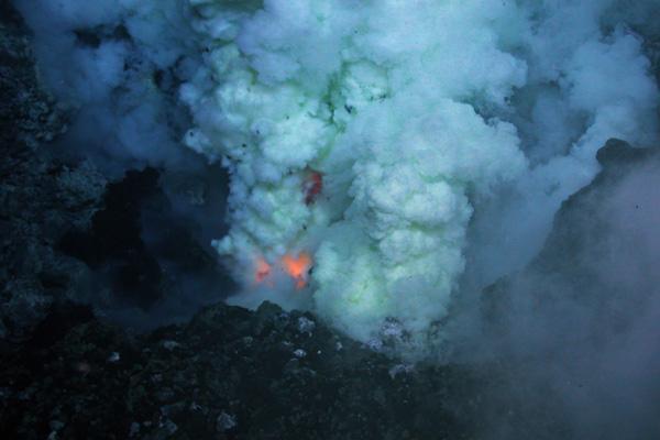 subduction eruption prometheus dive 111020 02